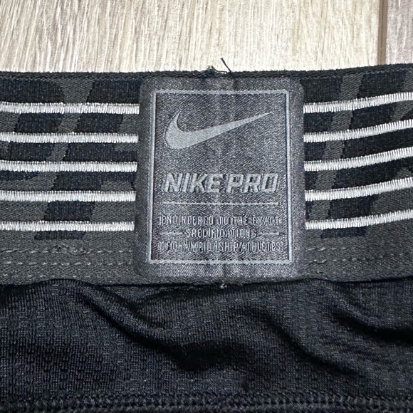 🏋🏻♀️Nike Pro hypercool Compression Capri legging size medium. - Picture 5 of 6